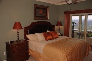 02MasterBedroom
